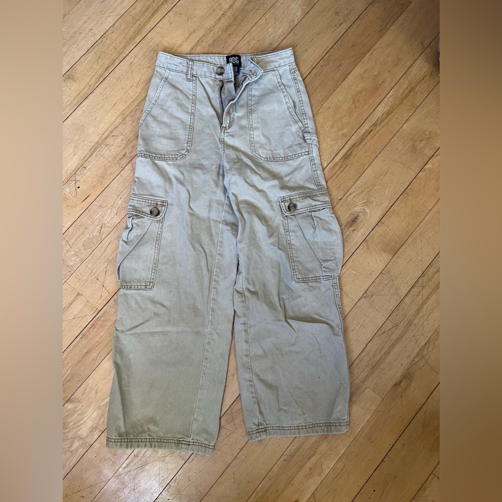 Urban outfitters trendy pants with lots of pockets, in very good condition